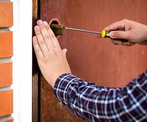 Lock Locksmith Tech Denver, CO 303-566-9175 - garage-door-locks